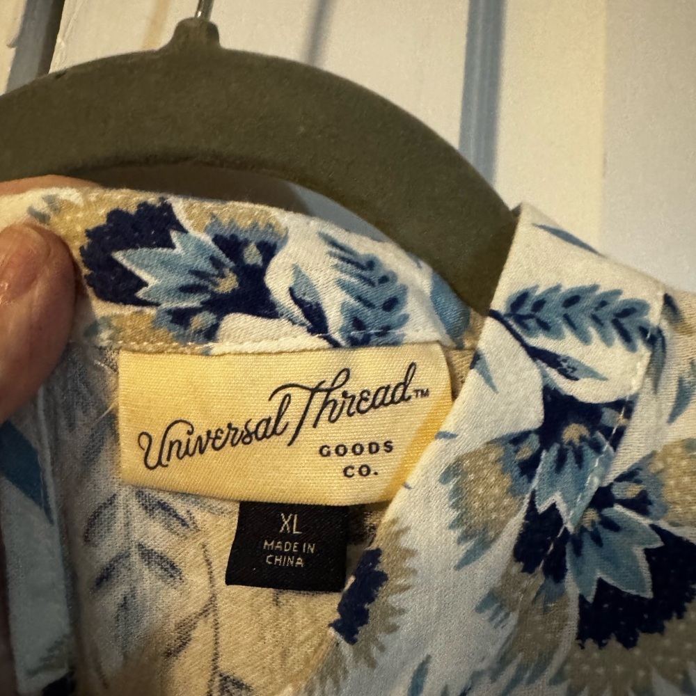 Universal Thread Blue and Tan Floral Top - Picture 3 of 4